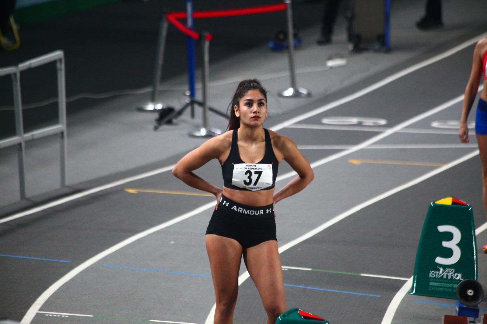 Alev Derin yarış öncesi pistte — 2023 İstanbul Indoor Atletizm